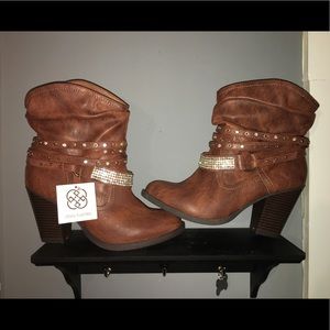 Super cute ankle Billings boots. Never worn